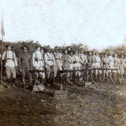 Homens em fila posando para foto