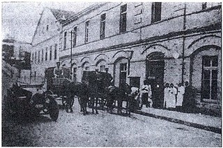 Homens em carroças charretes no meio da rua