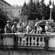 Brizola ao centro da foto, entre oito brigadianos no pátio do Palácio Piratini.