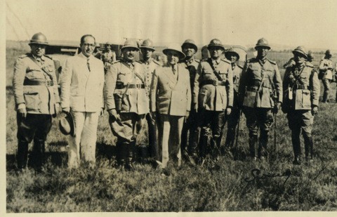 Oficiais e presidente Getúlio Vagas posando para foto