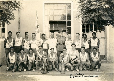 Equipe de atletismo posando para foto