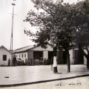 Ao fundo, Quartel dos Bombeiros e pessoas a sua frente 