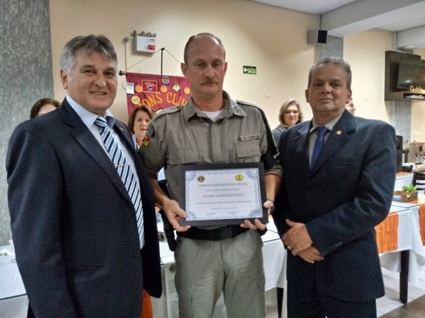 policial militar recebendo homenagem