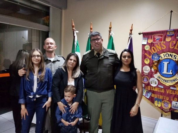policial militar recebendo homenagem