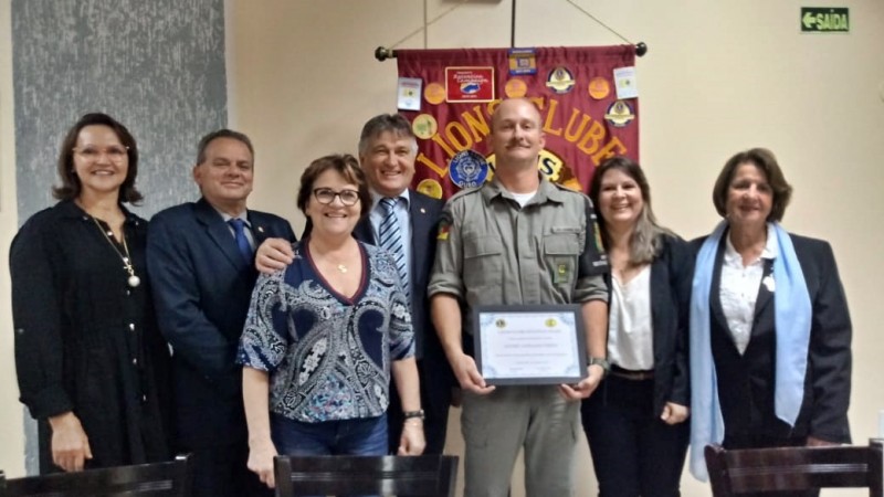 policial militar recebendo homenagem