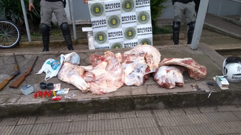 armas, munições, dinheiro e carne