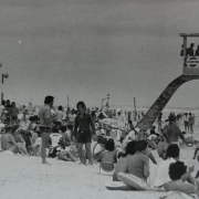 Beira da praia com policiamento e salva-vidas na década de 1970