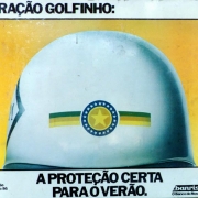 Cartaz da Operação Golfinho de 1986 com slogan "A proteção certa para o verão"