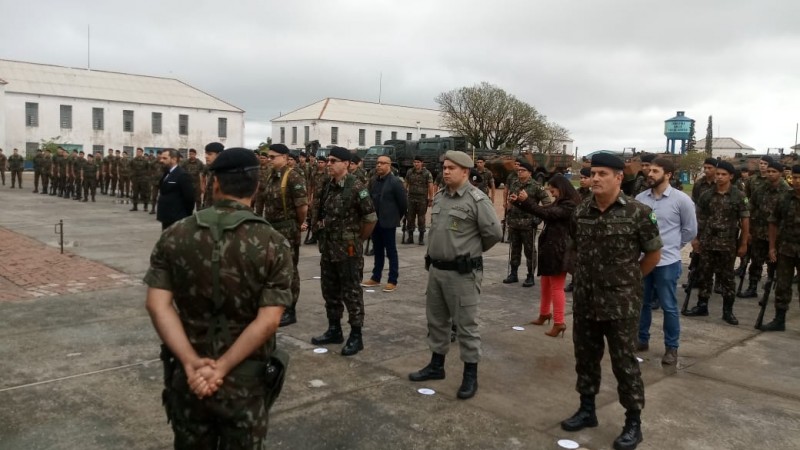 Militares postados para homenagem