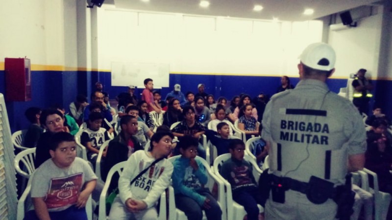 policial com as crianças