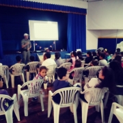 alunos sentados e Sd Luis em pé palestrando