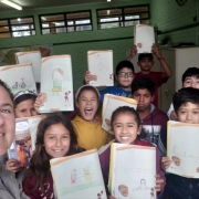 policial Proerd com seus alunos