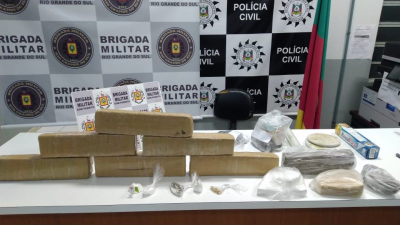 vários tijolos de drogas