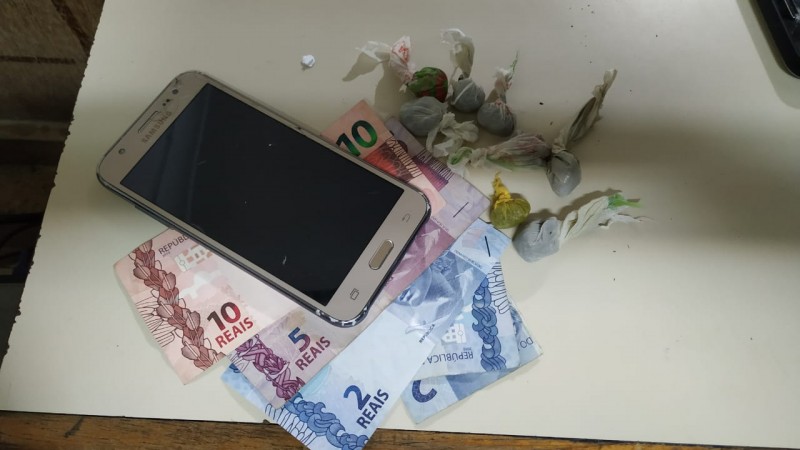 drogas, dinheiro e celular apreendidos