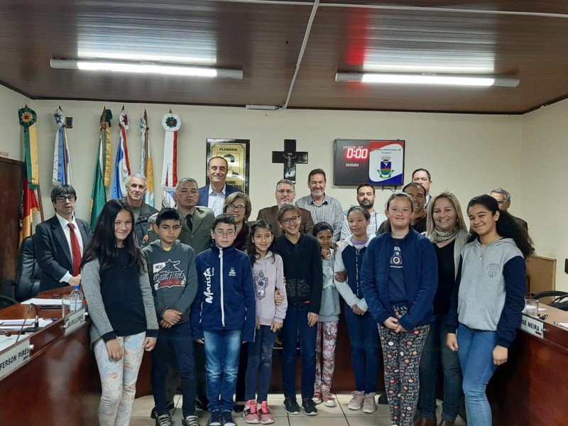 Policial Militar na Camara de vereadores na companhia de alguns alunos