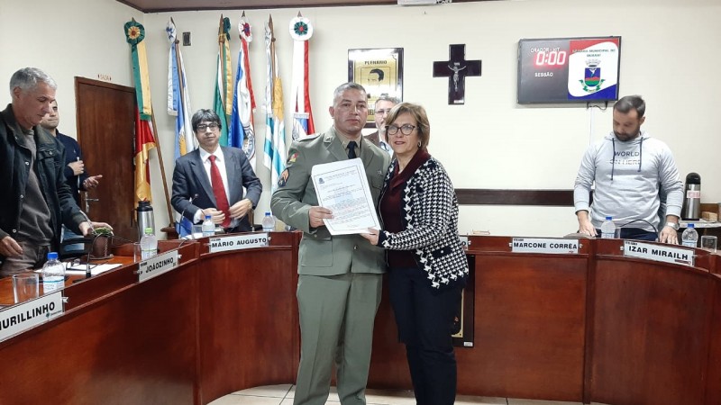 policial juntamente com a vereadora