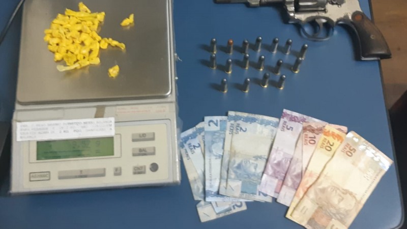 revólver, munição, droga, dinheiro