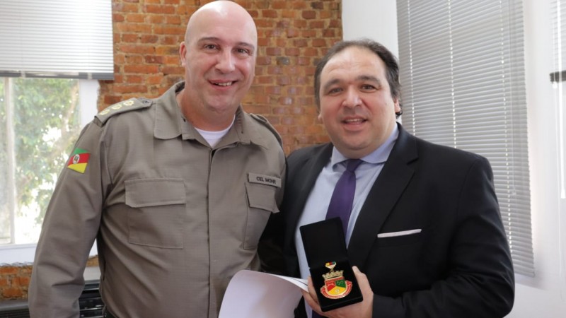 Deputado Estadual Dr  Thiago Duarte recebe nesta manhã comenda do CPC
