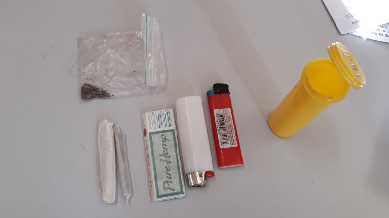 cigarros de maconha, isqueiro e seda