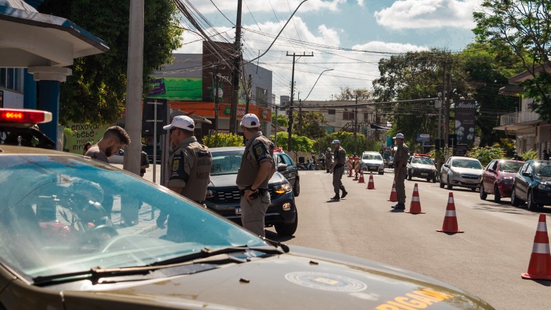 policiais militares em barreira policial