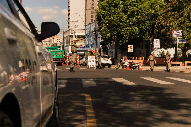 policiais em barreira