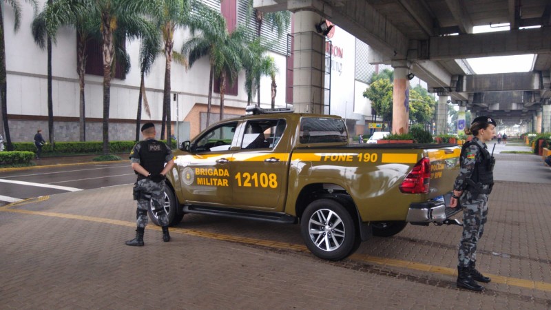 Uma viatura da Brigada Militar em ponto-base com dois policiais em frente ao Shopping.