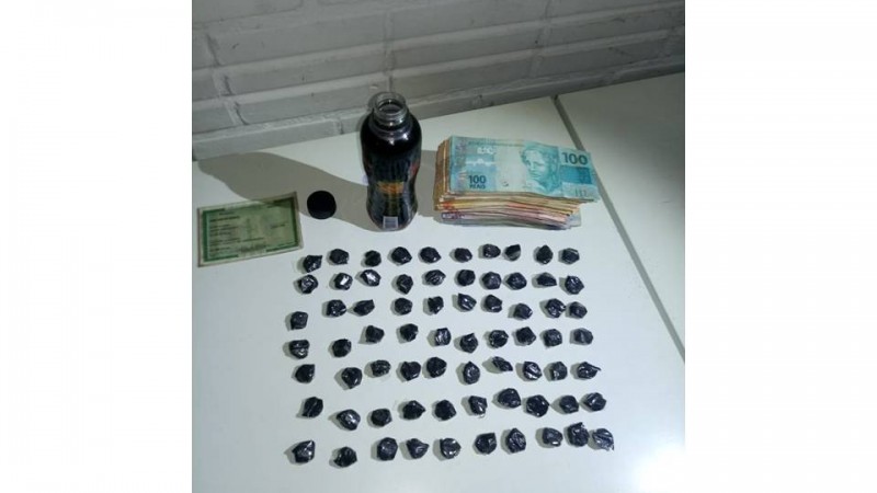 material apreendido (droga e dinheiro)