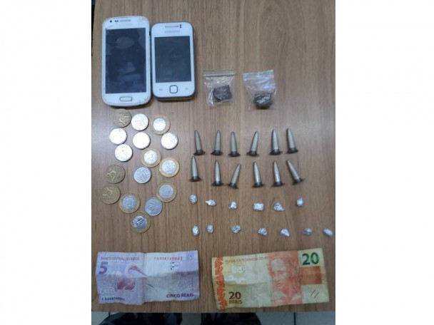material apreendido (drogas, celulares e dinheiro)