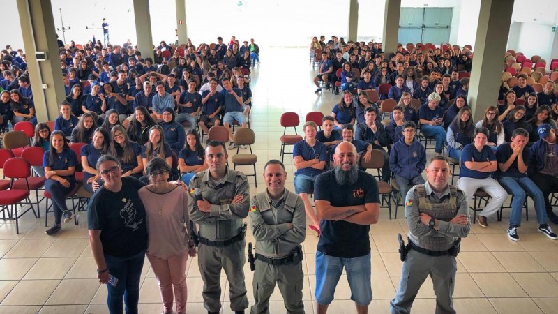 alunos com os policiais e o palestrante