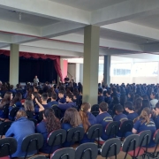alunos no auditorio da escola
