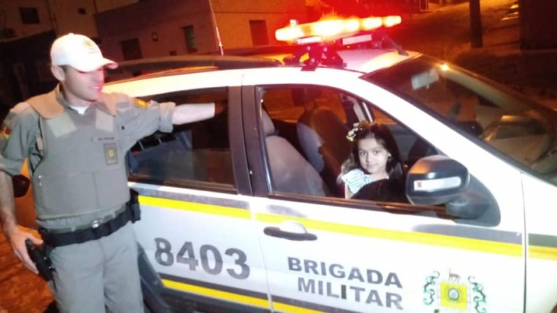 menina dentro da viatura PM ao lado