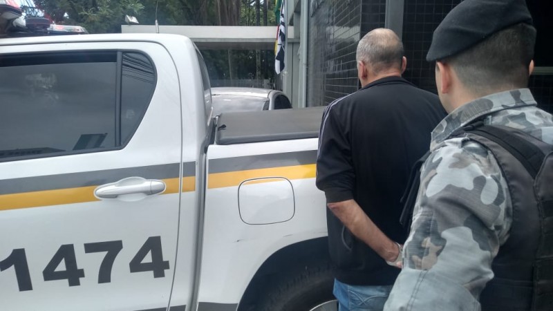 policial conduzindo o acusado