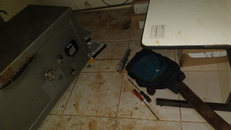 COFRE DA AGÊNCIA DOS CORREIOS DERRUBADO AO LADO DE FERRAMENTAS 