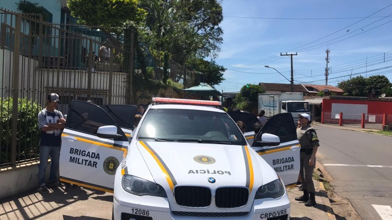 crianças em volta da viatura