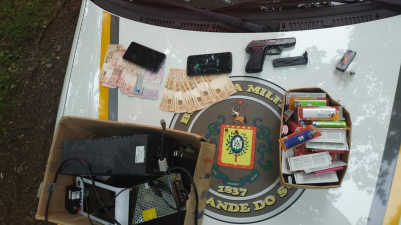 material apreendido: dinheiro, arma, celulares e eletrônicos.