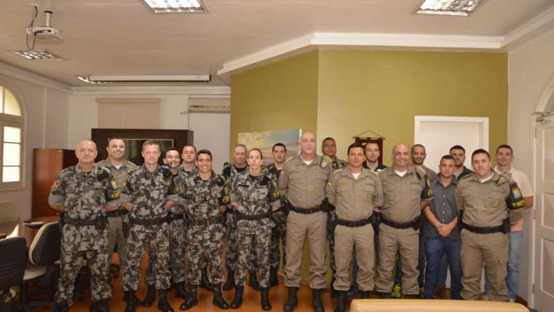 Policiais Militares com o comandante Geral da Brigada Militar