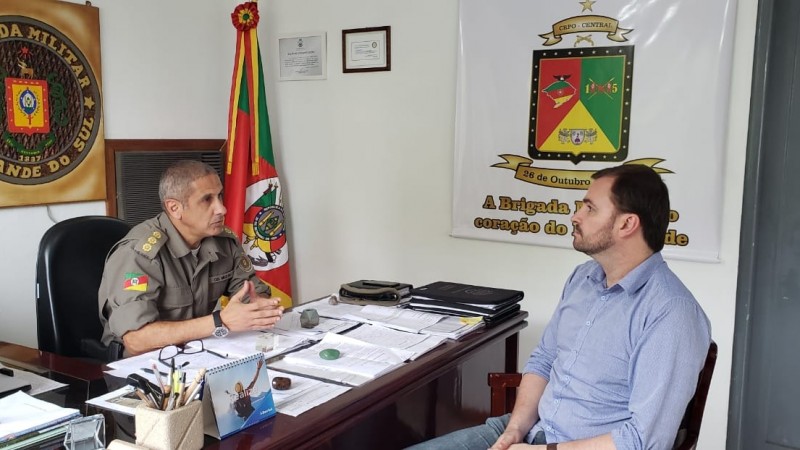Comandante do CRPO-C recebe prefeito de Santiago