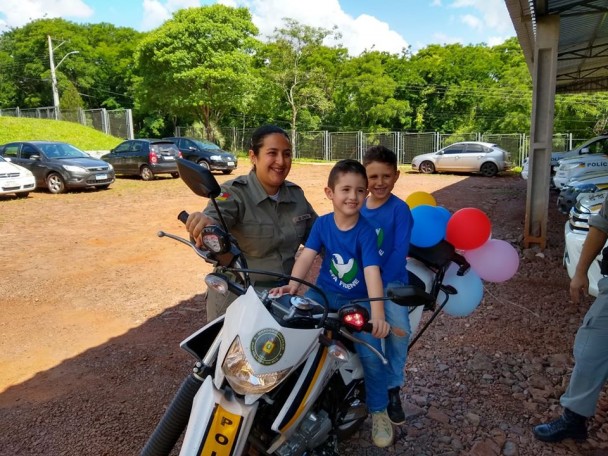 Crianças em uma Moto Policial ao Lado da Sd Cristina