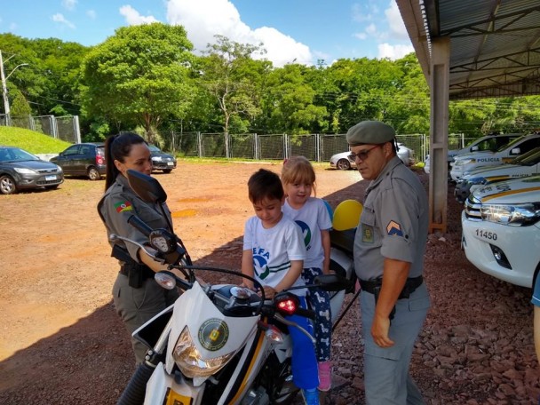 visita de Crianças ao quartel da Brigada Militar de Ijuí