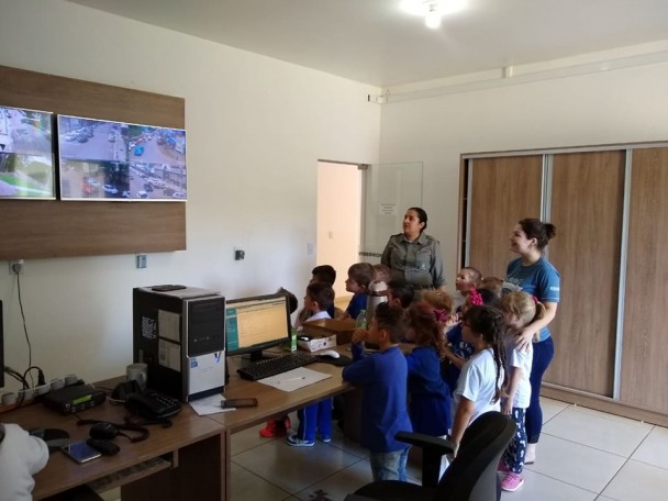 visita de Crianças ao quartel da Brigada Militar de ijuí