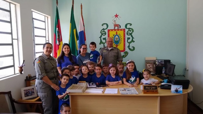 visita de Crianças ao quartel da Brigada Militar de Ijuí