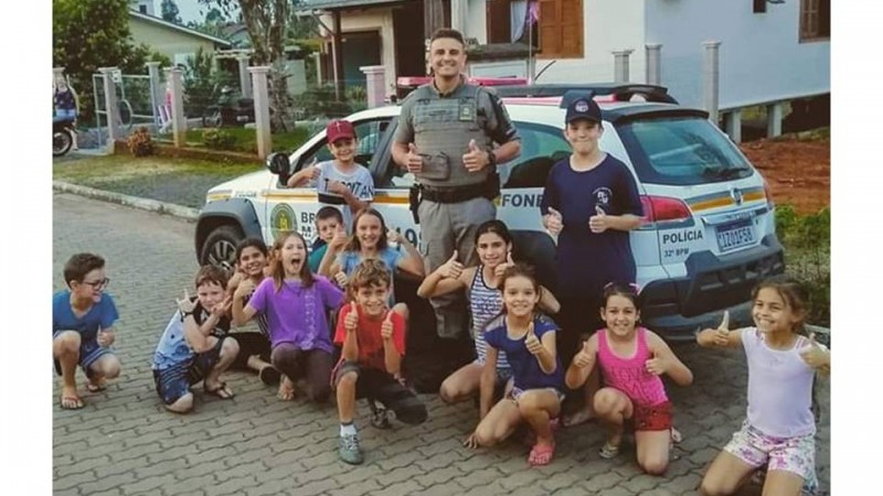 policial com as crianças