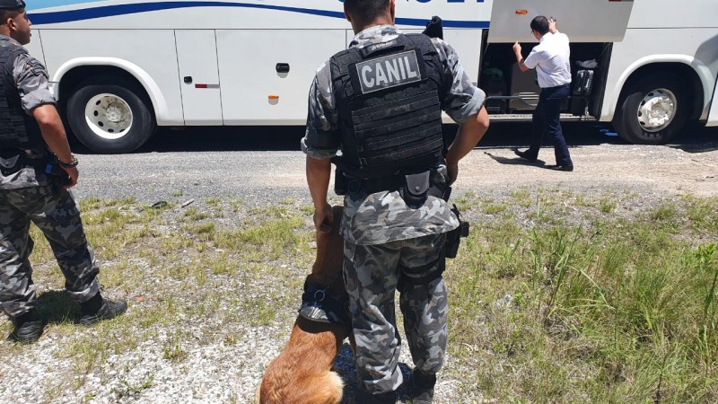 Policial do Canil com seu cão de faro