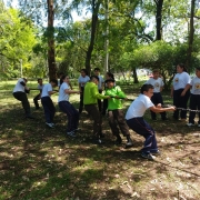 crianças brincando de cabo de guerra