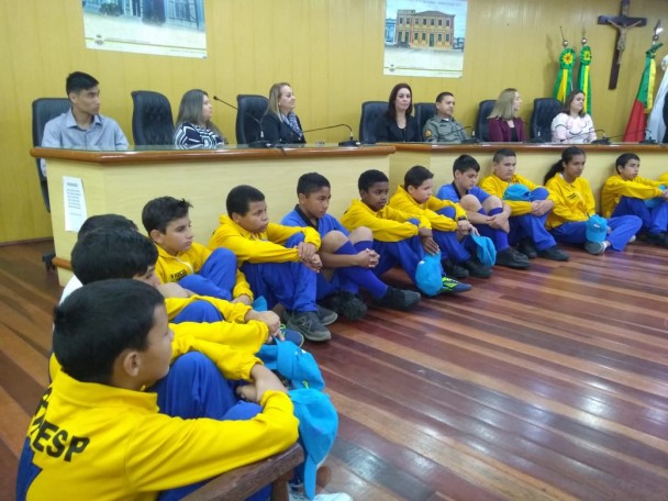 crianças sentadas