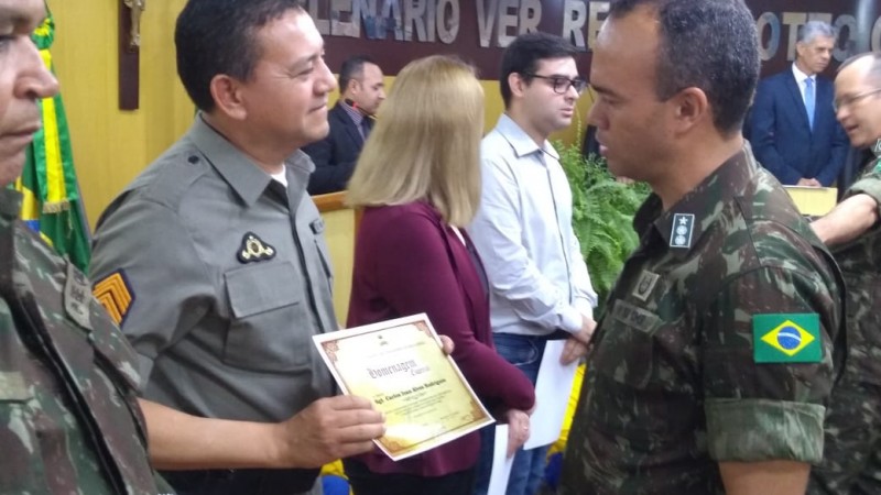 Sgt Ivan recebendo diploma