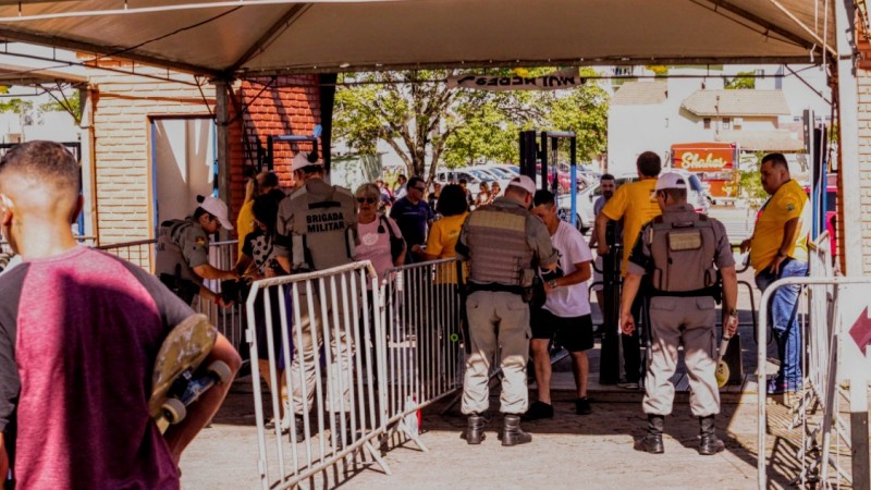 policiais realizando a revista no portão de acesso ao parque