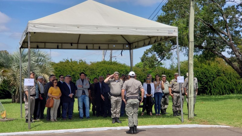 autoridades prestigiando o evento