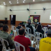 Policial abordando o tema
