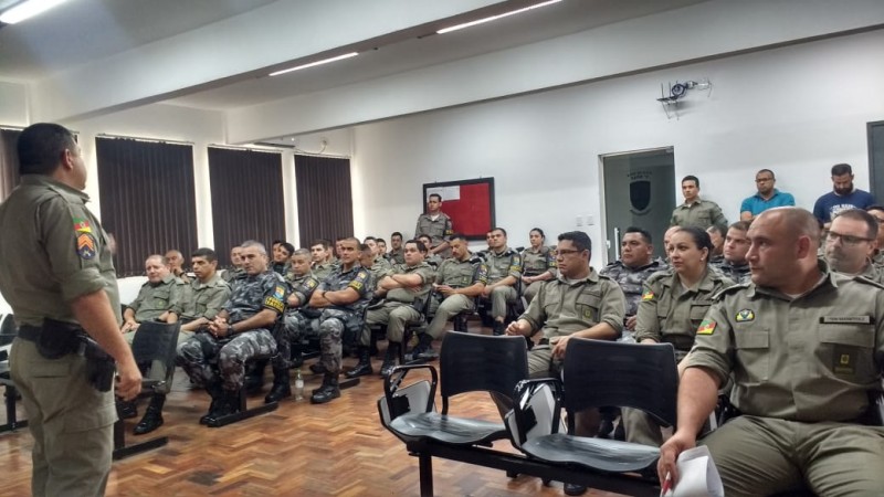 PMs sentados no auditorio do quartel